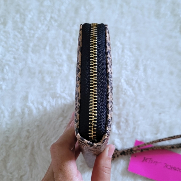 Betsey Johnson Leopard🐆 Wristlet - NWT - Picture 6 of 16